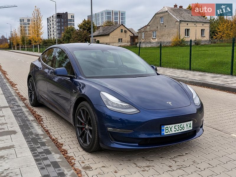 Седан Tesla Model 3 2021 в Черновцах