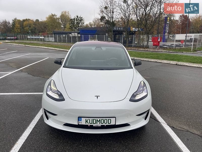 Седан Tesla Model 3 2019 в Киеве