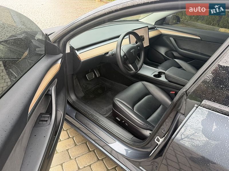 Седан Tesla Model 3 2022 в Львове