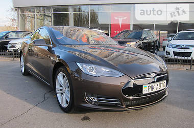 Седан Tesla Model S 2016 в Киеве