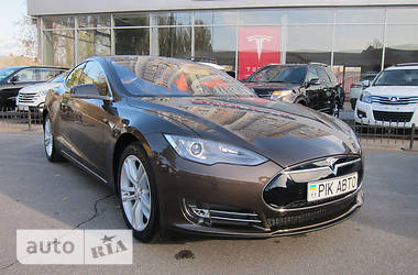 Седан Tesla Model S 2016 в Киеве