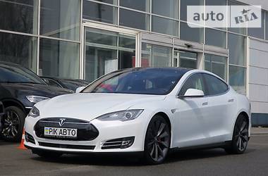 Седан Tesla Model S 2015 в Киеве