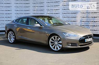 Лифтбек Tesla Model S 2015 в Киеве