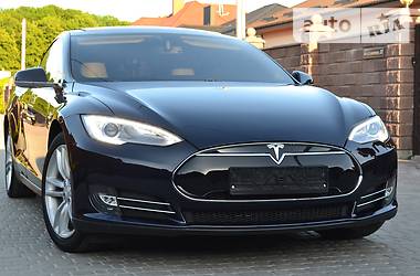 Седан Tesla Model S 2014 в Ровно