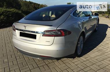 Лифтбек Tesla Model S 2014 в Киеве