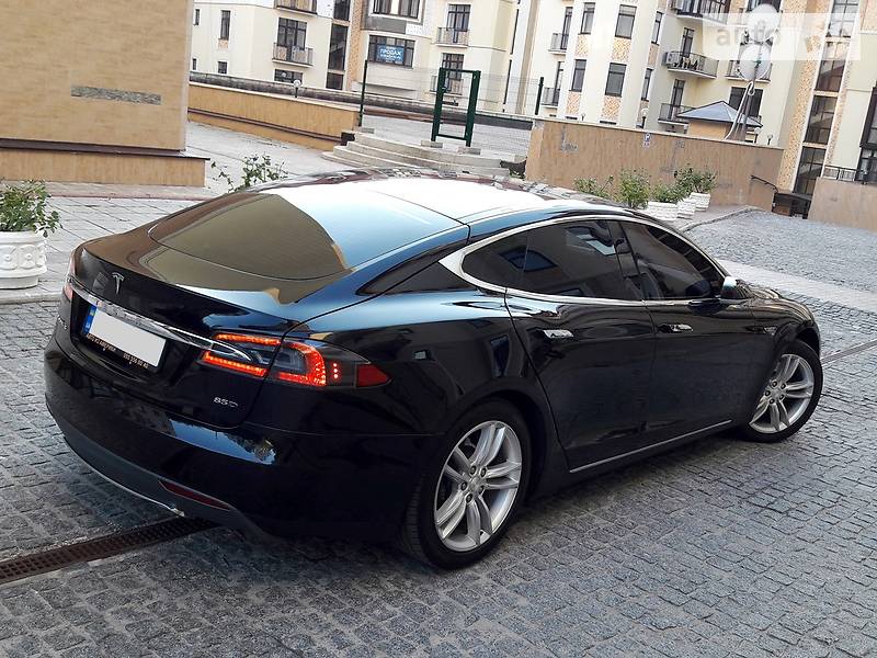 Лифтбек Tesla Model S 2016 в Киеве