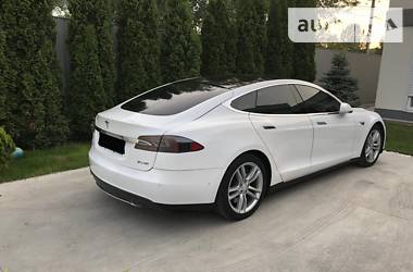 Лифтбек Tesla Model S 2015 в Киеве