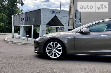 Лифтбек Tesla Model S 2016 в Киеве