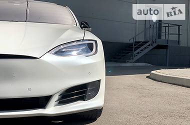 Лифтбек Tesla Model S 2016 в Киеве