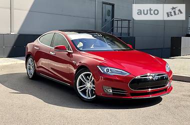 Лифтбек Tesla Model S 2015 в Киеве