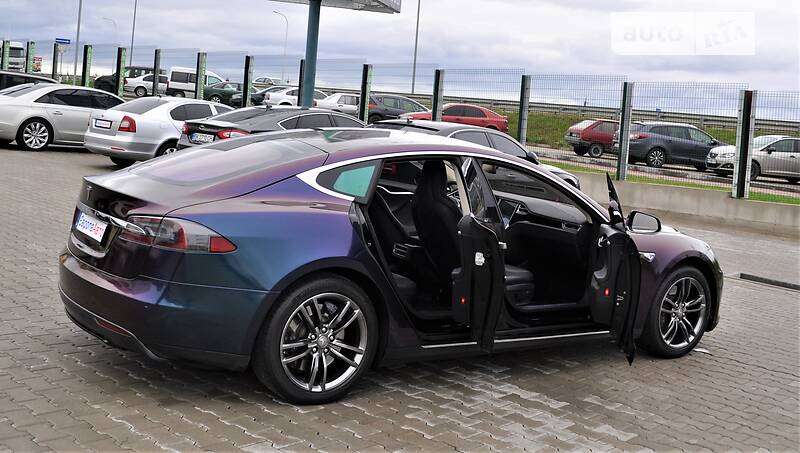 Седан Tesla Model S 2015 в Рівному