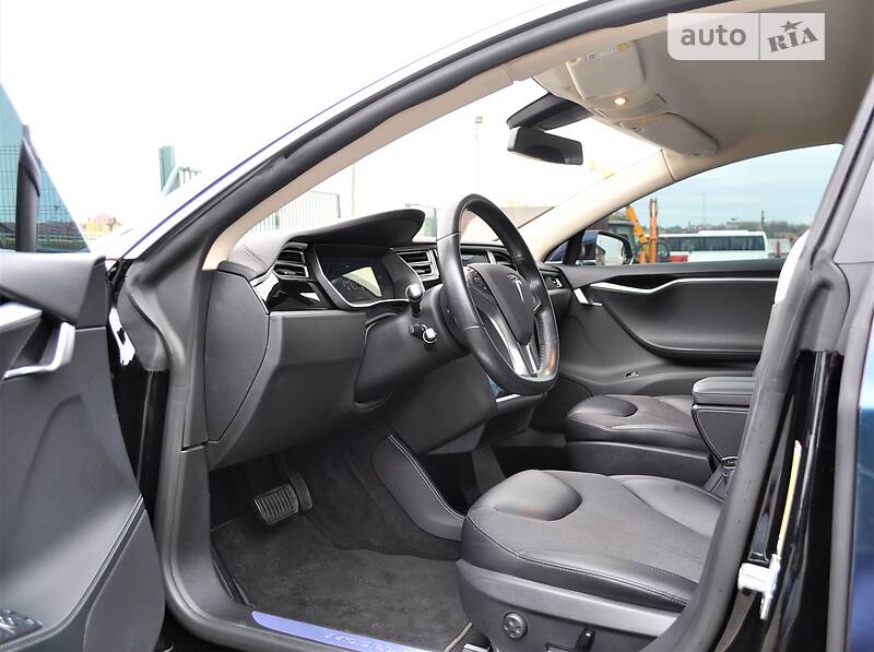 Седан Tesla Model S 2015 в Рівному