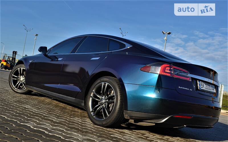 Седан Tesla Model S 2015 в Рівному