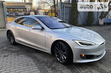 Седан Tesla Model S 2016 в 