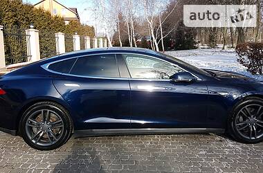 Лифтбек Tesla Model S 2014 в 