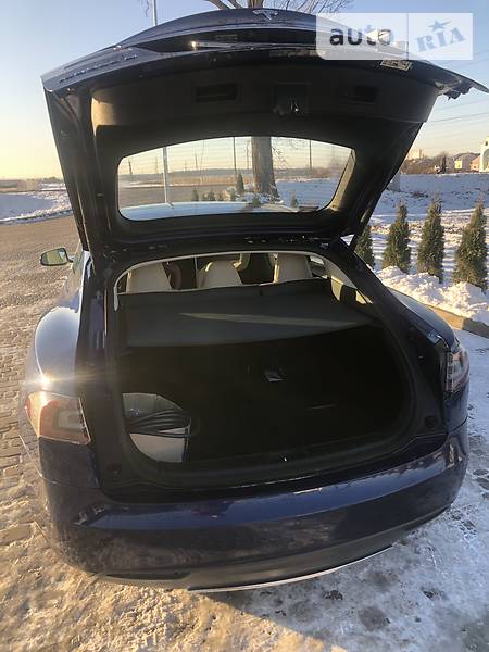 Ліфтбек Tesla Model S 2015 в Львові