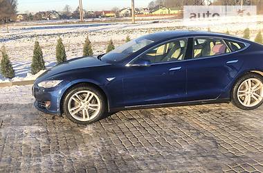 Лифтбек Tesla Model S 2015 в 