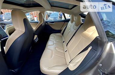 Седан Tesla Model S 2015 в 