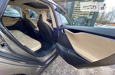 Седан Tesla Model S 2015 в 