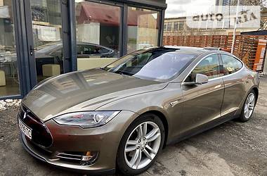Седан Tesla Model S 2015 в 