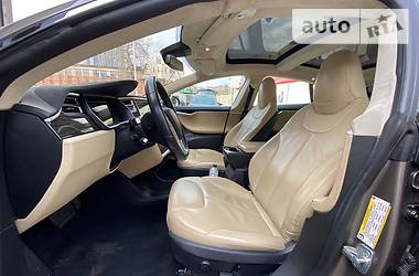 Седан Tesla Model S 2015 в 