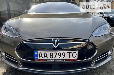 Седан Tesla Model S 2015 в 