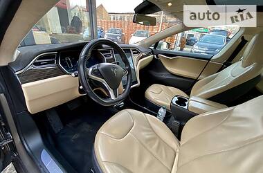 Седан Tesla Model S 2015 в 