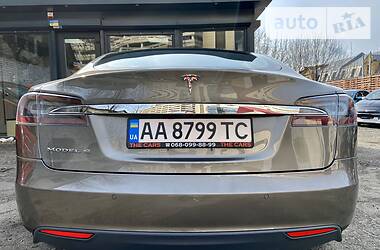 Седан Tesla Model S 2015 в 