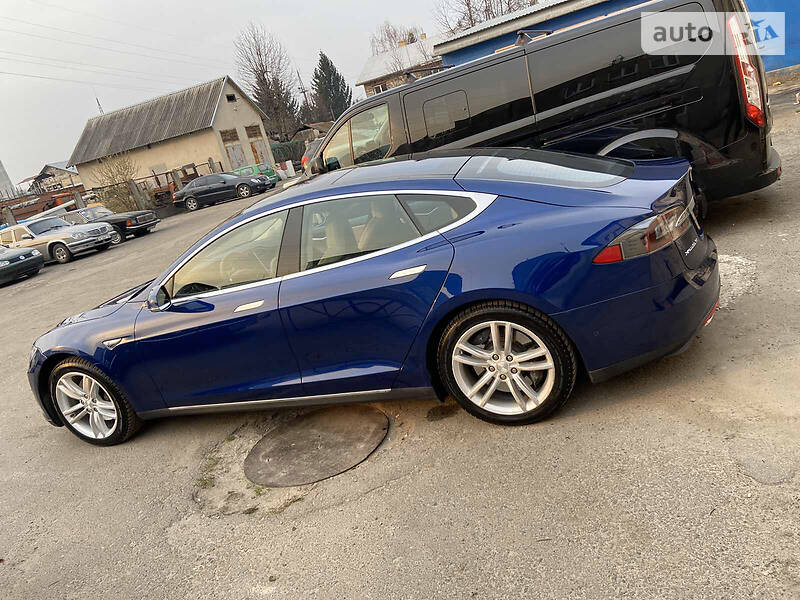 Ліфтбек Tesla Model S 2015 в Львові