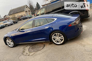 Лифтбек Tesla Model S 2015 в 