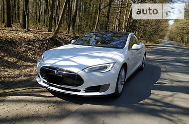 Седан Tesla Model S 2016 в 