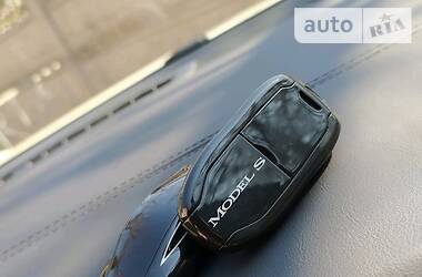 Седан Tesla Model S 2016 в 