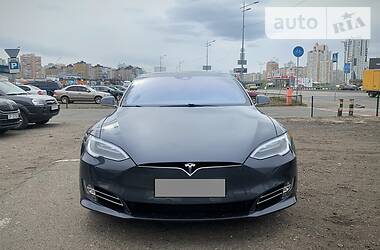Седан Tesla Model S 2016 в 