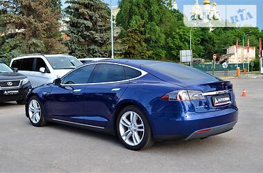 Седан Tesla Model S 2016 в 