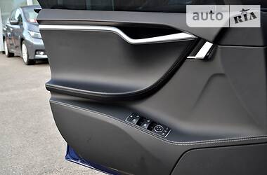 Седан Tesla Model S 2016 в 