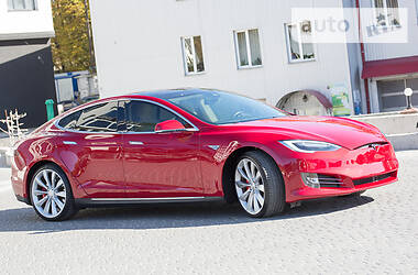 Седан Tesla Model S 2015 в Тернополі