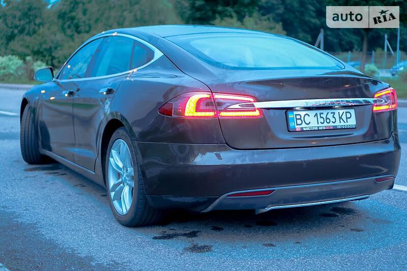 Хетчбек Tesla Model S 2013 в Львові