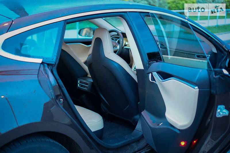 Хетчбек Tesla Model S 2013 в Львові