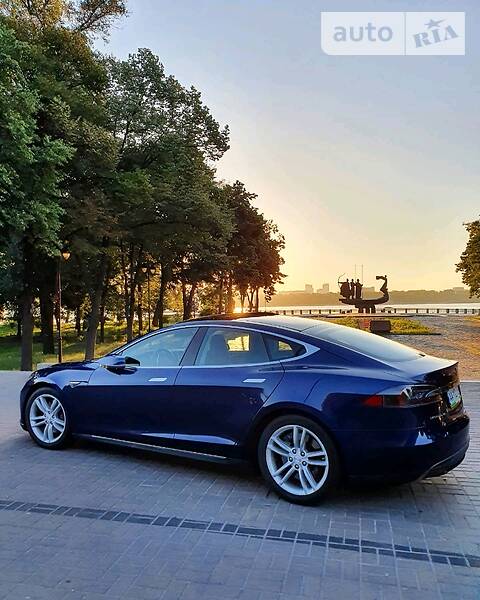 Хэтчбек Tesla Model S 2015 в Киеве