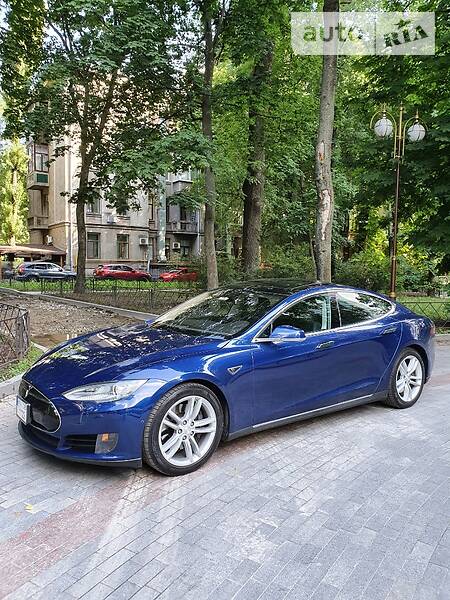 Хэтчбек Tesla Model S 2015 в Киеве