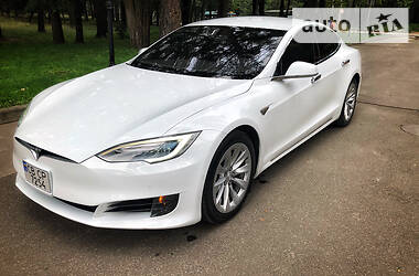 Седан Tesla Model S 2016 в Киеве