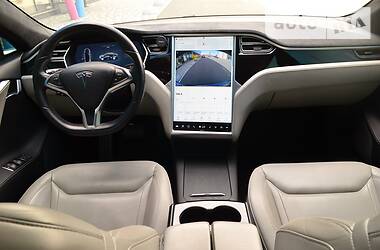 Седан Tesla Model S 2016 в 