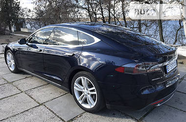 Лифтбек Tesla Model S 2015 в Новой Каховке