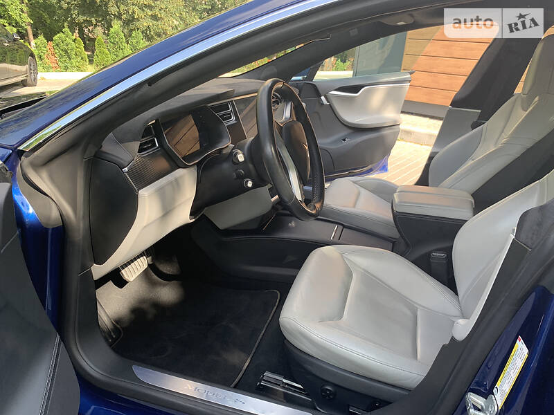 Седан Tesla Model S 2015 в Києві