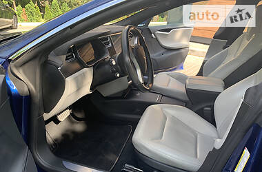 Седан Tesla Model S 2015 в 