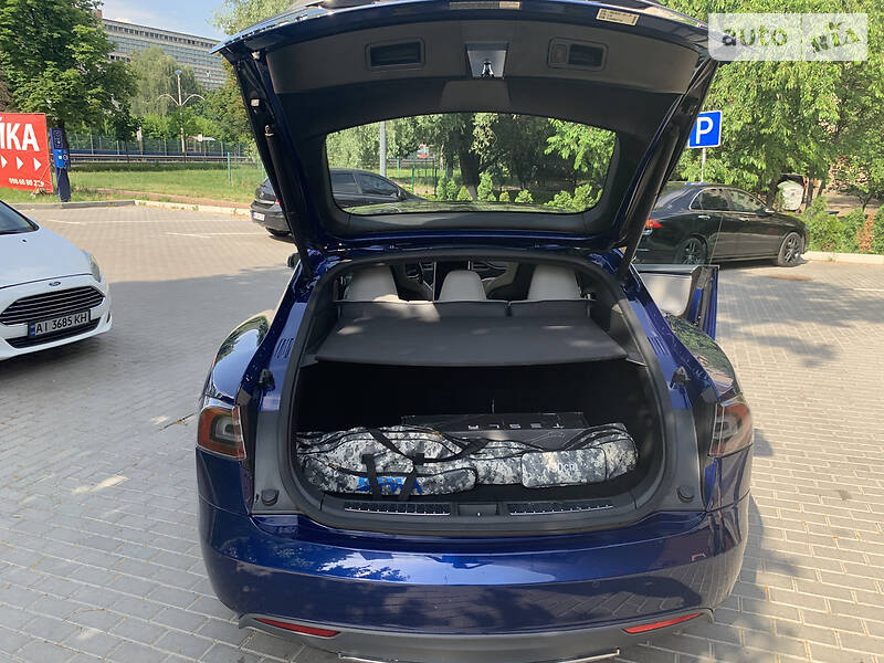 Седан Tesla Model S 2015 в Києві