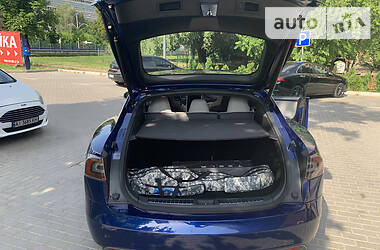Седан Tesla Model S 2015 в 