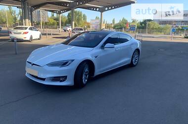 Седан Tesla Model S 2016 в 
