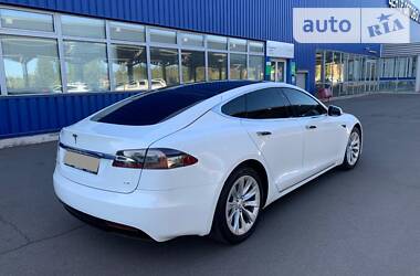 Седан Tesla Model S 2016 в 