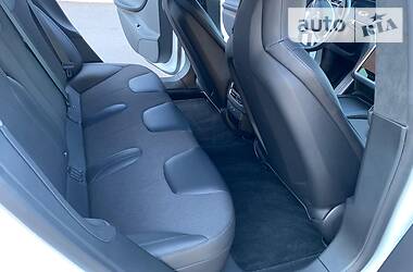 Седан Tesla Model S 2016 в 